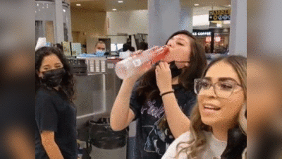 Watch: एयरपोर्ट पर शराब की बोतलें ले जाने से रोका तो वोदका बांटने लगीं महिलाएं, देखें वीडियो