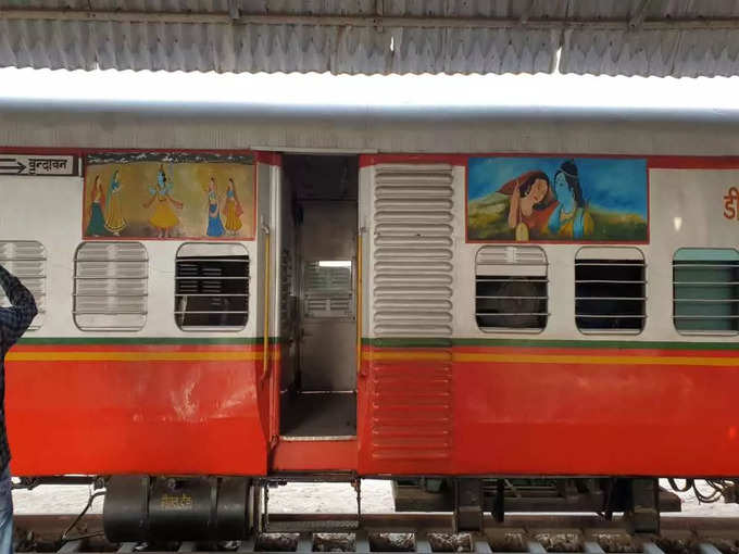 रेल पर उकेरे गए हैं कृष्णलीला के चित्र