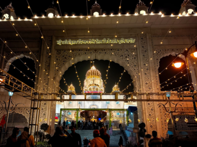 Guru Nanak Jayanti 2021: प्रकाश पर्व पर जगमगा उठे दिल्ली के ऐतिहासिक गुरुद्वारे, देखिए मनमोहक तस्वीरें