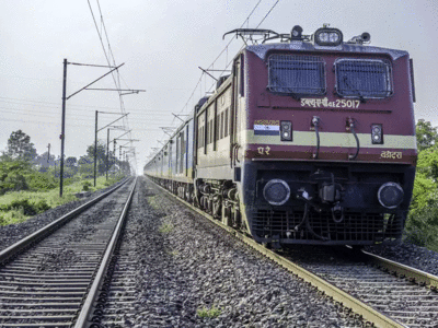 Passenger trains running status: मेमू और पैसेंजर ट्रेनें चलाने में कई मंत्रालयों का रोड़ा, यूपी के लाखों यात्रियों को रोज हो रही परेशानी