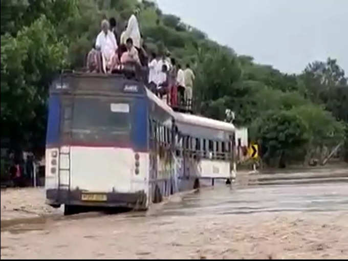 వరదనీటిలో చిక్కుకున్న ఆర్టీసీ బస్సులు