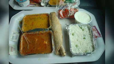 रेलगाड़ियों में यात्रियों को पका भोजन परोसने की फिर शुरुआत करने का आदेश