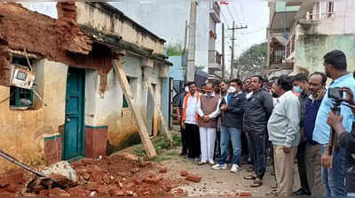 ಚಿಕ್ಕಬಳ್ಳಾಪುರ: ಭಾರೀ ಮಳೆಯಿಂದ ಅವಘಡ, ಕುಸಿದ ಹಳೆ ಮನೆಗಳು