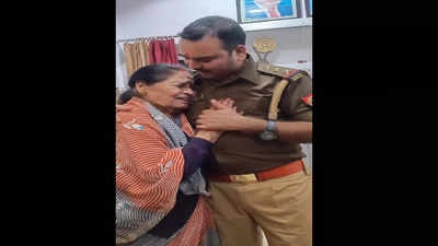 Kanpur Police: अपनों ने ठुकराया, पुलिस ने अपनाया, वृद्ध माता के आंसू को पोछ दिया सहारा