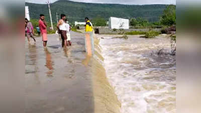 आंध्र प्रदेश में बाढ़ से हाल बेहाल, मुख्य रेल-सड़क मार्गों से संपर्क टूटा