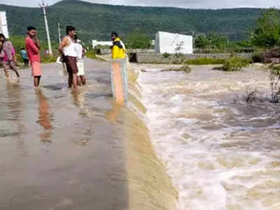 आंध्र प्रदेश में बाढ़ से हाल बेहाल, मुख्य रेल-सड़क मार्गों से संपर्क टूटा