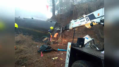 मुंबई-गोवा महमार्गावर केंटनर पलटला, केबिनमध्ये अडकून चालक जागीच ठार
