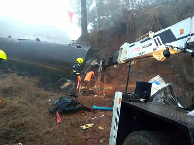 मुंबई-गोवा महमार्गावर केंटनर पलटला, केबिनमध्ये अडकून चालक जागीच ठार