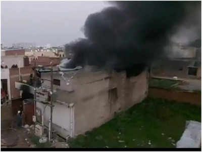 Agra News: सोल फैक्ट्री में आग लगने से धमाका, दहशत में घरों से ग‍िरते-पड़ते न‍िकले लोग