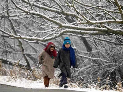 Kashmir Weather: कश्मीर में कड़ाके की ठंड जारी, शून्य से भी नीचे दर्ज किया गया तापमान