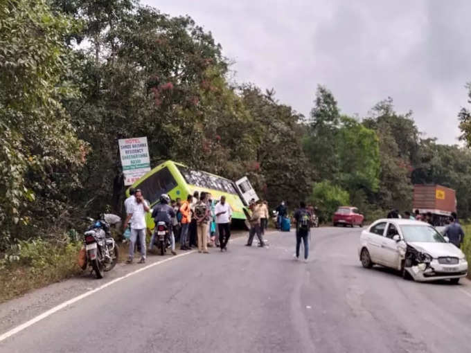 ಕಾರ್ -ಬಸ್ ಢಿಕ್ಕಿ