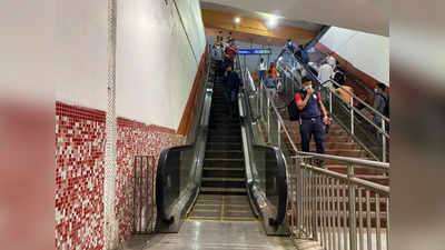 Delhi Metro News: खड़े होकर सफर की छूट, स्‍टेशनों के बंद गेट खुले... दिल्‍ली मेट्रो का डबल गिफ्ट