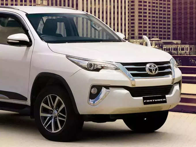 ​४) Toyota Fortuner -