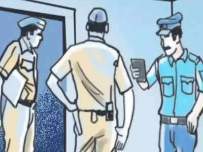 Lucknow Police: लखनऊ के 8 पुलिसवालों पर कानपुर में FIR दर्ज, डकैती और 40 लाख वसूलने का आरोप