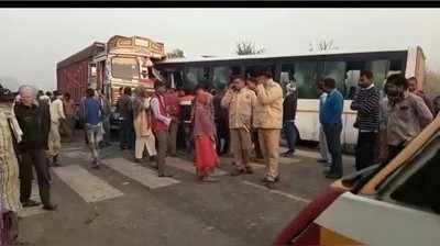Lakhimpur News: कोहरे के चलते लखीमपुर में बस और ट्रक की आमने-सामने टक्कर, 2 यात्र‍ियों की मौत, कई जख्‍मी