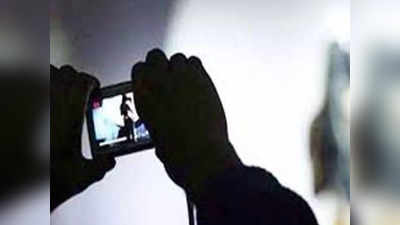 Jalaun News: मोबाइल से फोटो खींच युवक ने महिला को किया ब्लैकमेल, दीवारों पर चस्‍पा की फोटो, मचा बवाल