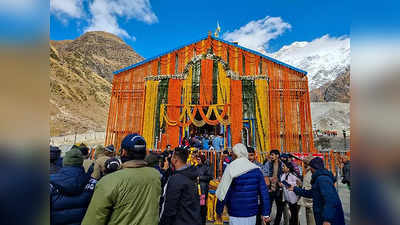 देवस्थानम बोर्डाचा वाद : भाजप मंत्र्याच्या घरासमोर पुरोहितांचं शीर्षासन