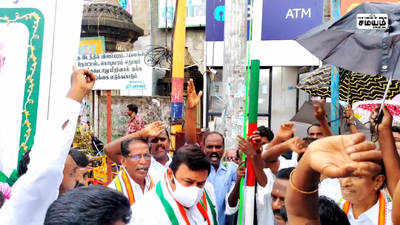 கொட்டும் மழையில் காங்கிரஸ் கட்சியினர் பாதயாத்திரை பேரணி!