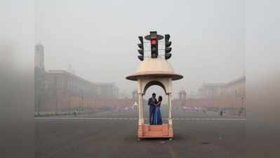 दिल्ली के प्रदूषण में करवाया प्री वेडिंग फोटोशूट, मास्क लगाकर फोटो देख लो
