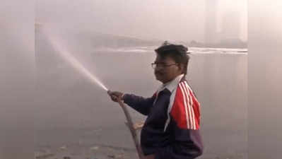 झाग हटाने के लिए दिल्ली जल बोर्ड ने यमुना में छिड़का पानी, लोगों ने बनाया मजाक