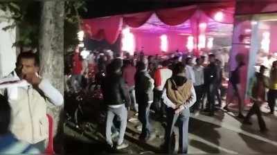 Bihar Panchayat Chunav : वोटर को लुभाने के लिए दी चिकन-पुलाव पार्टी, मौके पर पहुंचे DM-SP तो प्लेट छोड़ भागे लोग