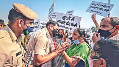 गुरुग्राम में नहीं थम रहा खुले में नमाज़ विवाद, हिंदू संगठनों ने किया हनुमान चालीसा का पाठ और 26/11 के शहीदों के लिए हवन