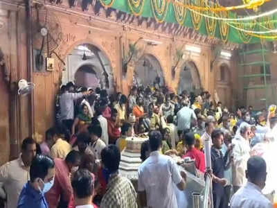Mathura News: बांके बिहारी मंदिर में फर्जी गोस्वामियों पर कोर्ट का शिकंजा, श्रद्धालुओं को जबरन टीका-चंदन लगाने पर लगाई रोक