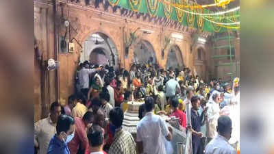 Mathura News: बांके बिहारी मंदिर में फर्जी गोस्वामियों पर कोर्ट का शिकंजा, श्रद्धालुओं को जबरन टीका-चंदन लगाने पर लगाई रोक