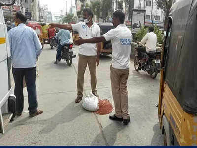 ఆటోలో వెళ్తున్న రైతు.. సడెన్‌గా కింద పడిన మూట.. ఇంతలో పోలీసులు వెళ్లి..