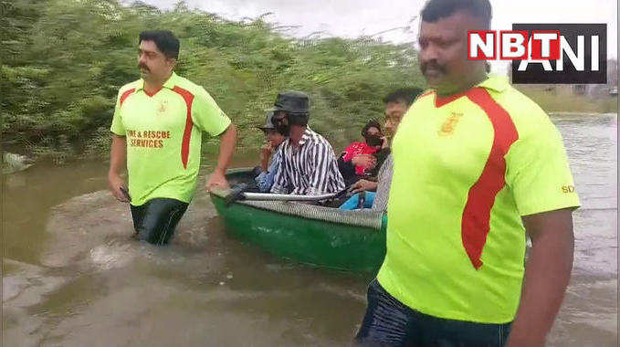 Tamilnadu rain: तमिलनाडु में बारिश से हालात बेकाबू, समंदर बनीं सड़कों पर ऐसे हो रहा रेस्क्यू, देखें वीडियो 