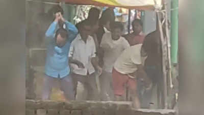 Ambedkar Nagar News: अंबेडकर नगर में युवक की हत्या के बाद बवाल, पुलिस और भीड़ में पथराव, कॉन्स्टेबल घायल, फोर्स तैनात