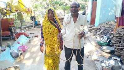 Lalitpur News: DM ऑफिस के सामने फांसी पर लटक गया किसान, लोगों ने बचाई जान