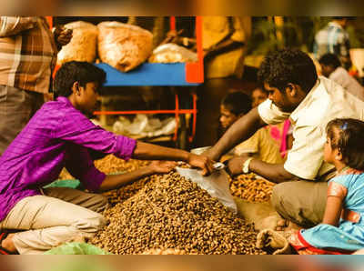 ಕಡಲೆಕಾಯಿ ಪರಿಷೆಗೆ ಅಧಿಕೃತ ಚಾಲನೆ; ಬಸವನಗುಡಿ ರಸ್ತೆಯ ತುಂಬ ಗ್ರಾಮೀಣ ಸೊಗಡು