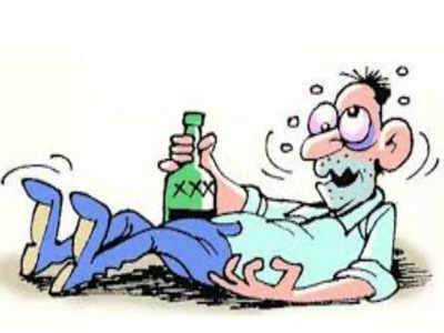 Sharabi chutkule: शराबी को जब सड़क पर गिरा दिखा केले का छिलका, तब शराबी ने बोली मजेदार बात