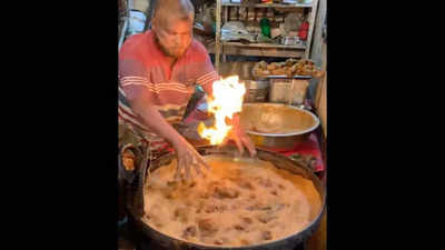 Video: ‘याचे हात जळत नाही का?’ उकळत्या तेलात हात घालून करतो फ्राईड चिकन