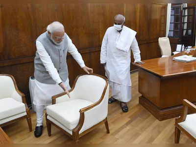 pm modi met former pm hd devegowda : PM मोदींनी माजी पंतप्रधानांना स्वतः दिली खुर्ची, कृतीतून दिला हा संदेश