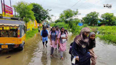 தூர்வாரப்படாத ஓடை; நோய் தொற்று அச்சத்தில் பயணிக்கும் பள்ளி மாணவர்கள்!