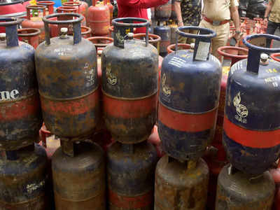 LPG Price Hike: दिसंबर के पहले दिन महंगाई का झटका, महंगा हुआ एलपीजी सिलेंडर, जानिए नया रेट