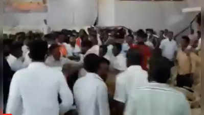 bjp workers clash : निवडणूक सभेत भाजप कार्यकर्त्यांच्या दोन गटात राडा, लाथाबुक्क्यांनी मारहाण