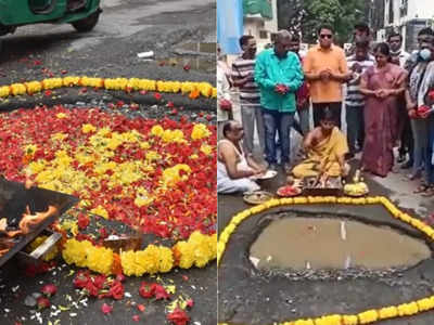 बेंगलुरु: सड़क पर था गड्ढा, लोगों ने उसे फूलों से सजाया और की पूजा