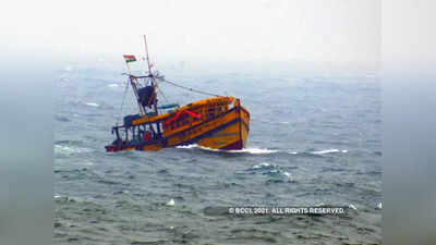 fishermen missing : समुद्रात मोठी दुर्घटना... १५ बोटी बुडाल्याची भीती... ८ ते १० मच्छिमार बेपत्ता...