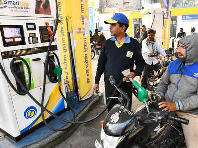 Delhi Petrol Price: पेट्रोल के रेट घटे तो लोगों ने चैन की सांस, कहा- थोड़ी राहत मिलेगी