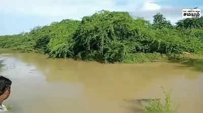 சாலை தண்ணீரில் மூழ்கியதால் கிராமத்தை விட்டு மக்கள் வெளியேற முடியாமல் அவதி