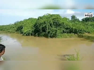 சாலை தண்ணீரில் மூழ்கியதால் கிராமத்தை விட்டு மக்கள் வெளியேற முடியாமல் அவதி