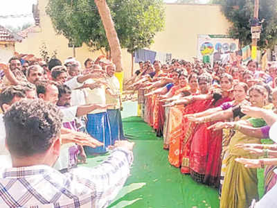 సంభావన పేరుతో పురోహితుడి వేధింపులు... గ్రామస్తులు షాకింగ్ నిర్ణయం