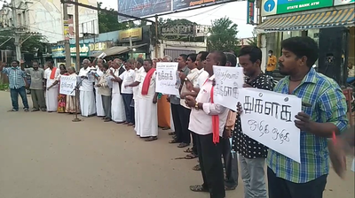 சர்ச்சை கார்ட்டூன்; கிழித்து வீசப்படும் துக்ளக்!