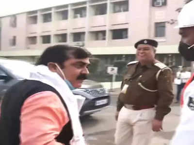 Patna News : अंजाने में हुआ है, हम जांच करेंगे, मंत्री जीवेश मिश्रा की गाड़ी रोकने के मामले में बोले गृह विभाग के अधिकारी