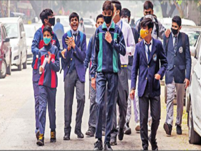 Delhi School News : अब एयर पलूशन ही नहीं ओमीक्रोन का बढ़ा खतरा, डरे पैरंट्स बोले- बच्चों के एग्जाम ऑनलाइन हों