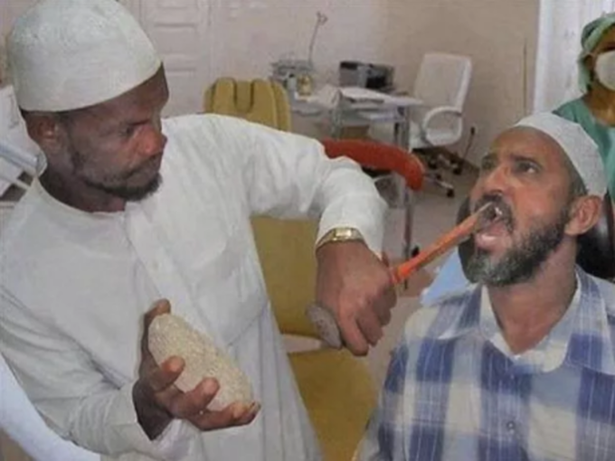 ये Dentist है!