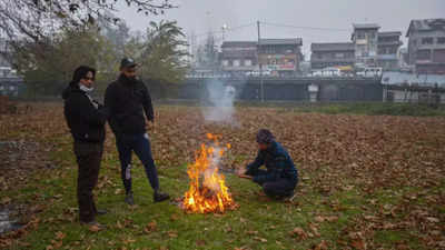 Jammu Kashmir Cold: शीतलहर की चपेट में कश्मीर घाटी, रात का न्यूनतम तापमान शून्य से 2.4 डिग्री सेल्सियस नीचे पहुंचा